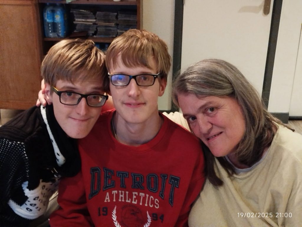 Depuis leur naissance prématurée en 2005, Corentin et Matteo, jumeaux atteints de plurihandicaps, traversent un parcours semé d’embûches aux côtés de leur mère, Anne-Marie. Entre errance médicale, manque d’accompagnement et lourde charge du quotidien, cette famille a dû se battre pour faire reconnaître les droits des enfants et accéder aux soins nécessaires. À travers ce récit, Anne-Marie raconte son combat de mère et d’aidante.