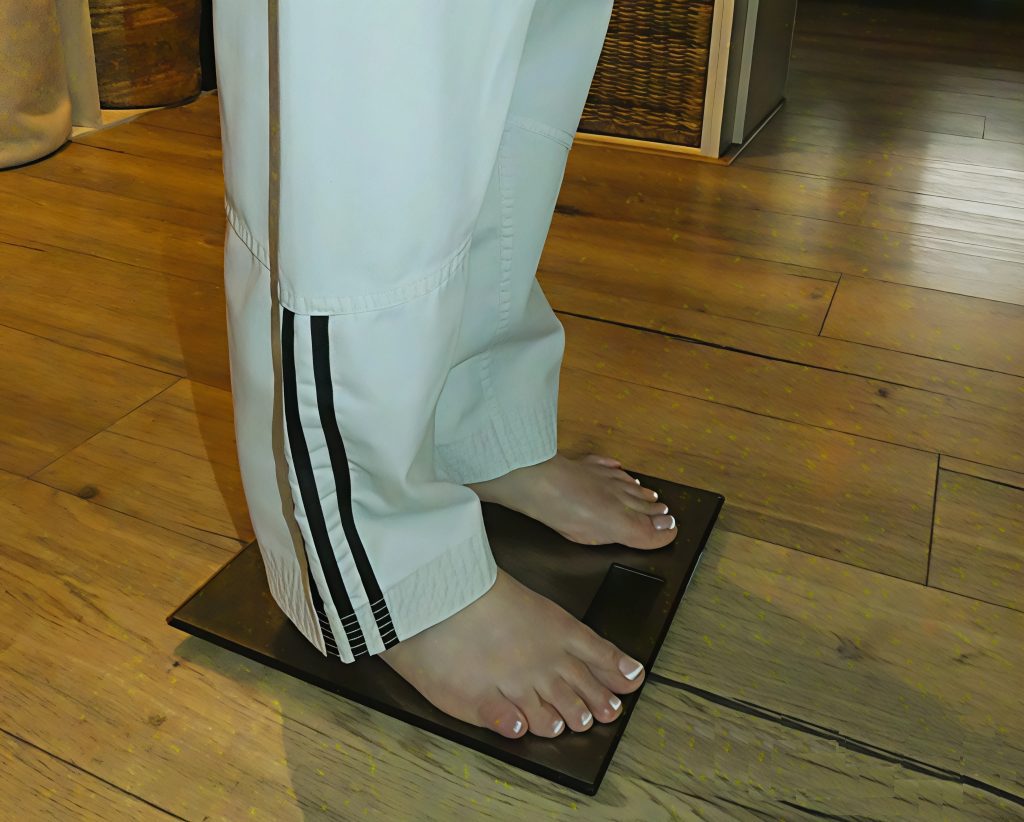 Pratique méconnue du grand public, mais bien ancrée dans les sports de combat, le cutting - perte de poids rapide avant une compétition - est largement répandue dans le taekwondo. Derrière les valeurs nobles de cet art martial coréen, cette méthode extrême soulève des questions éthiques, physiques et psychologiques.