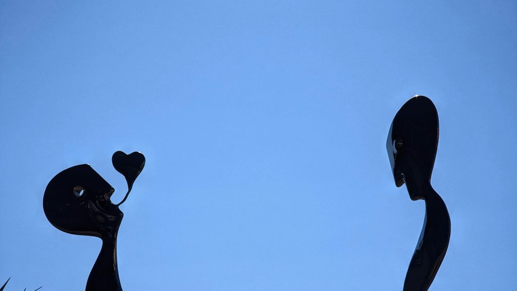 Les coups de cœur les plus marquants ne sont pas toujours réels. Au fil d’un itinéraire invisible, fait de rêves et de refuges intimes, les crushs imaginaires esquissent des trajectoires secrètes rassurantes par leur idéalisation et excitantes par la liberté qu’elles offrent. Salomé, Lindsay et Christel nous plongent dans leurs cartographies de ces formes d’attachement où se mêlent récits, confidences et analyses.