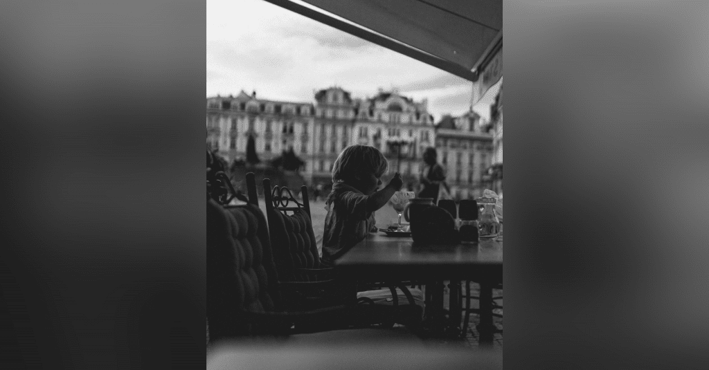 Les zones « no kids » aussi appelées « adult only », des espaces où les enfants ne sont pas les bienvenus, s’imposent de plus en plus dans les lieux du quotidien ainsi que dans la manière de concevoir nos moments de repos. Présentés comme la promesse d’un havre de tranquillité exclusivement dédiés au confort des adultes, ces espaces soulèvent pourtant des interrogations. Ceux-ci révèlent la présence de tensions sociales autour de la place de l’enfant dans l’espace public et une certaine dissonance dans la transmission de valeurs communes faisant société.