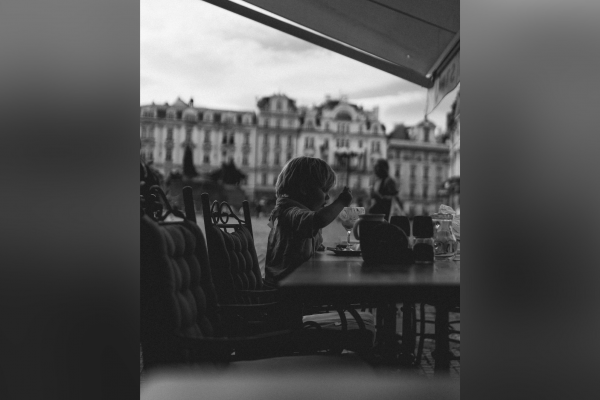 ZONES « NO KIDS » : LES ENFANTS, NOUVEAUX « INDÉSIRABLES », TÉMOIGNENT