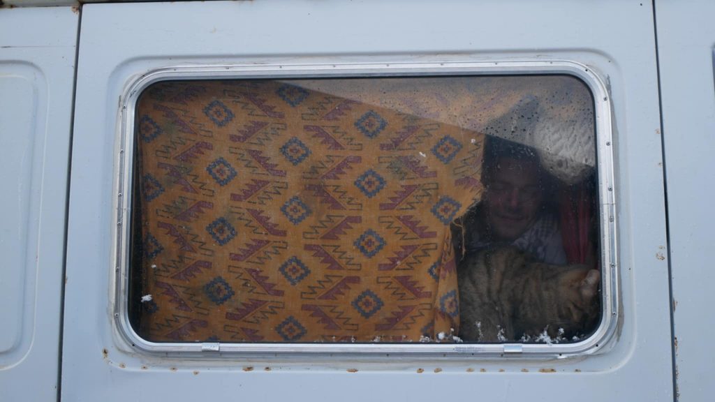 Cela fait maintenant quatre ans que Léo vit dans son camion. Son « sac à dos à roulettes » comme il l’aime l’appeler. Il n’est pas seul, Chouette surnommée Chouchou pour les intimes, l’accompagne.